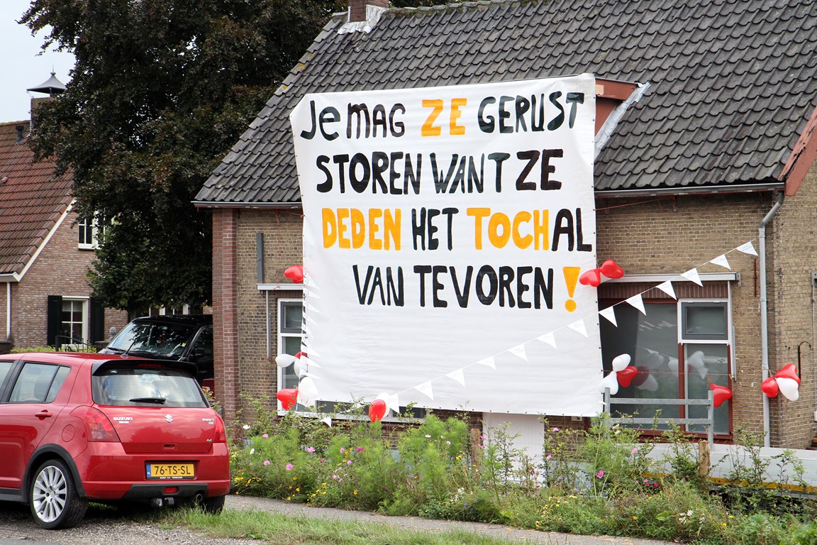 ontrouw Giet Regenachtig Gekkigheid in Oud-Alblas; vriendengroep en bruidspaar gaan kamperen -  Alblasserdamsnieuws.nl