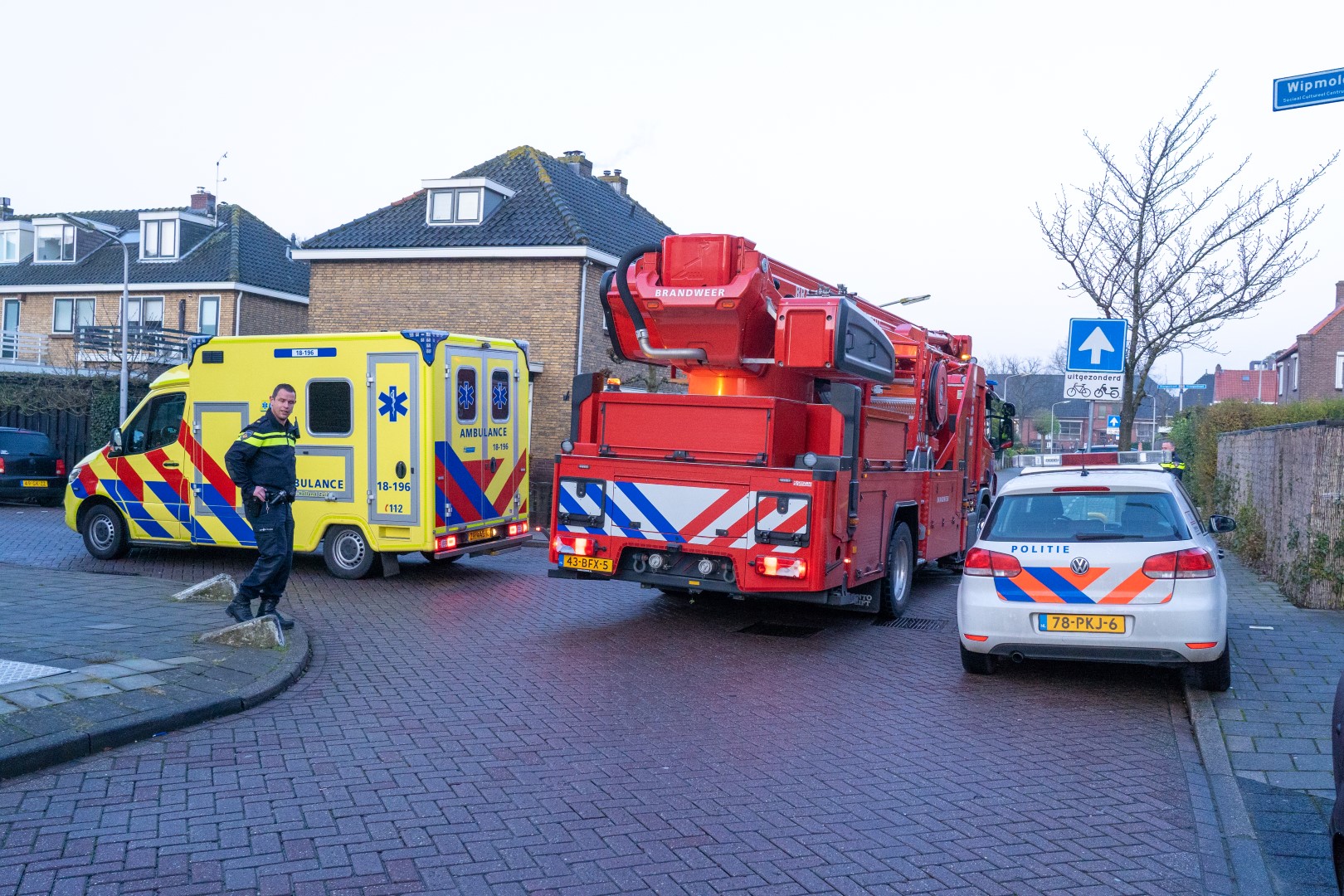aansporing salaris Onmiddellijk Brandweer haalt met hoogwerker man uit woning in Alblasserdam -  Alblasserdamsnieuws.nl