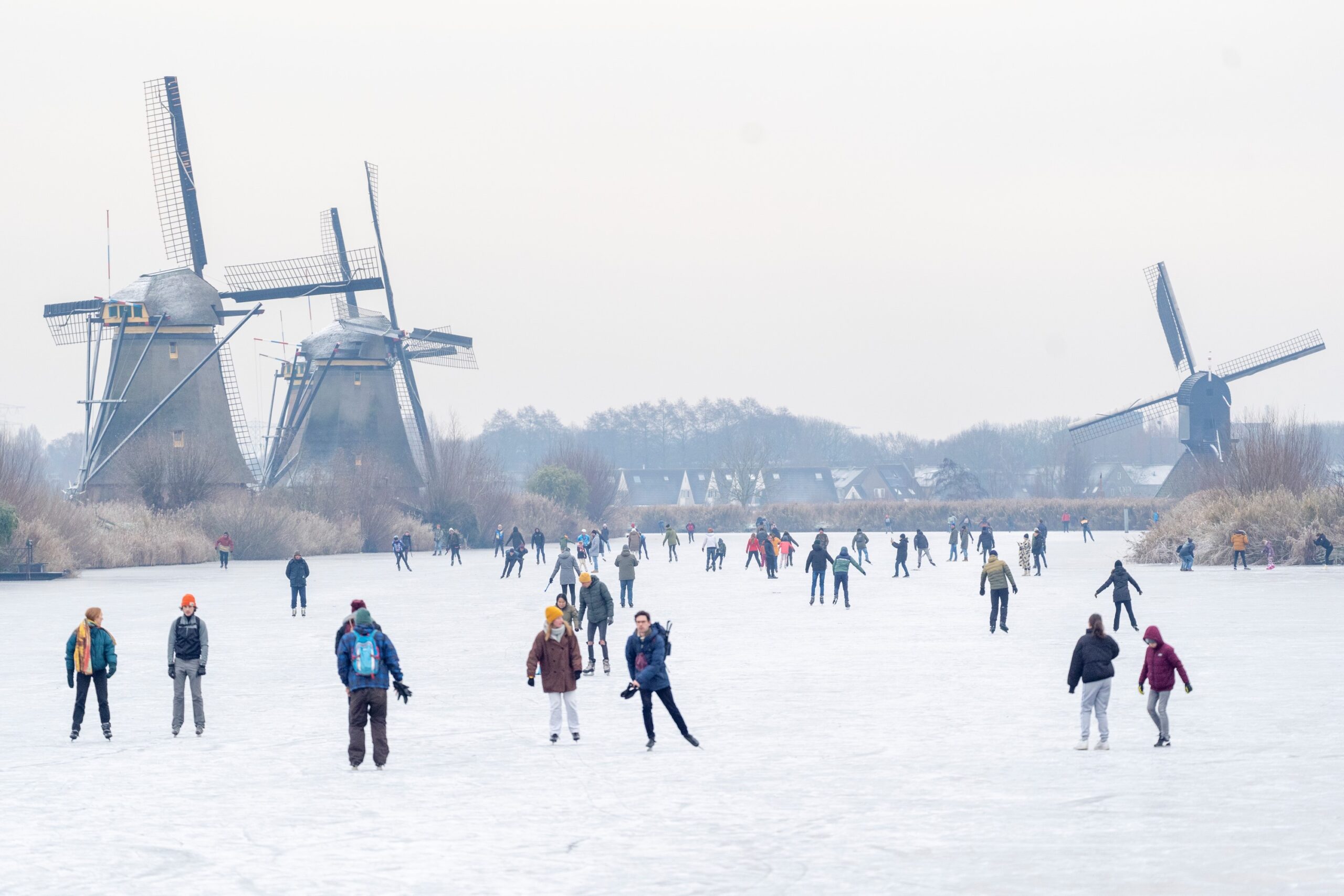 Aftrekken Conceit Brawl Schaatsers genieten van natuurijs bij Kinderdijk en Alblasserdam; feest op  de ijsbaan (foto's + dronevideo) - Alblasserdamsnieuws.nl